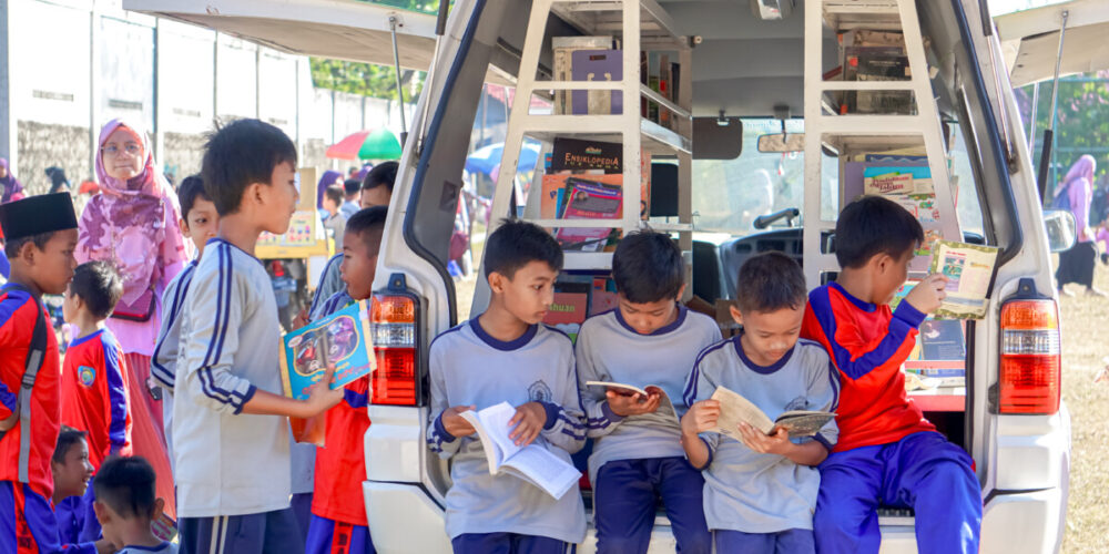 Para pelajar nampak berbagi pengalaman membaca buku.