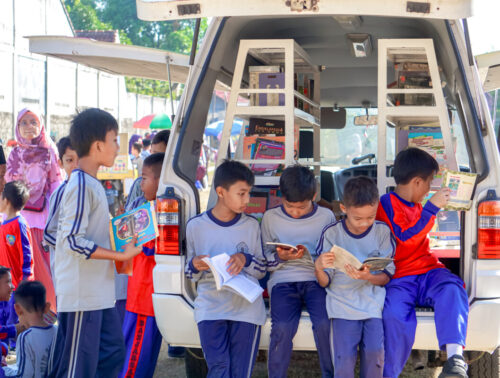 Para pelajar nampak berbagi pengalaman membaca buku.